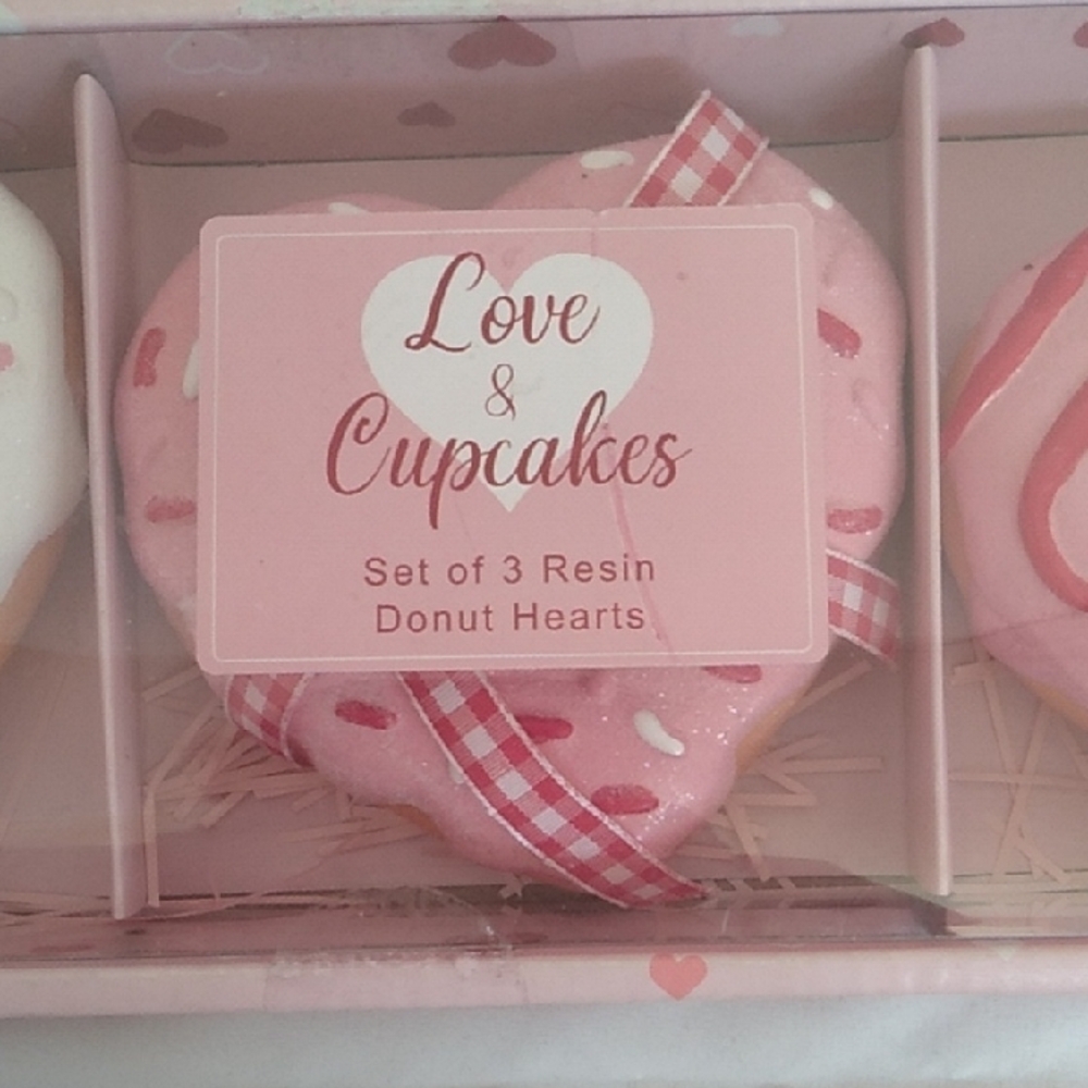 D- NWT Pink and White Heart-Shaped Resin Decor Set - Picture 8 of 9